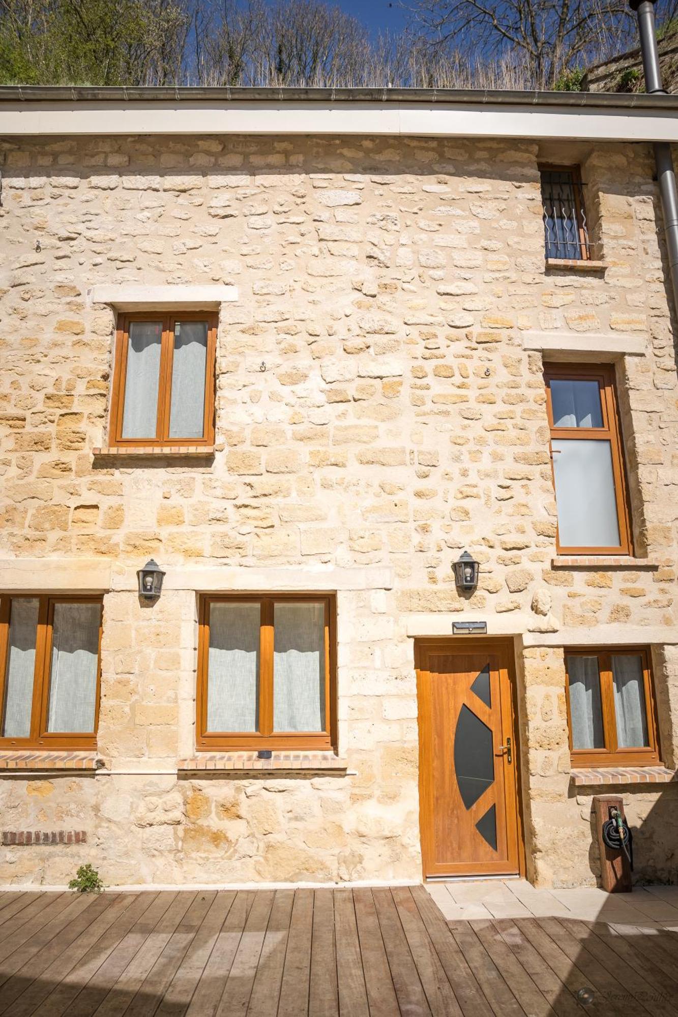 Chez Millouz - Triplex Semi-Troglodyte Apartment Pontoise Ngoại thất bức ảnh